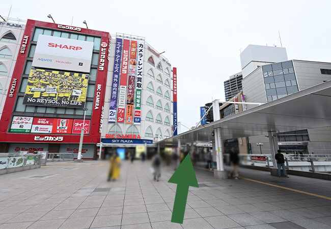 駅出て右側エスカレーターか階段に進む