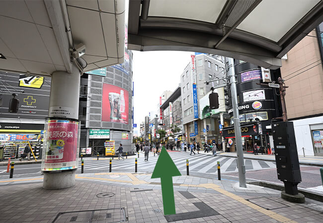 エスカレーターか階段を降りて直進