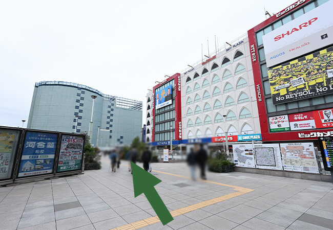 駅出て左側エスカレーターか階段に進む