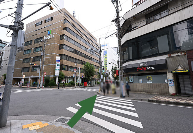 エスカレーターか階段を降りて直進