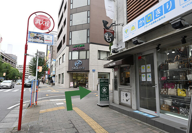 シミズメガネ手前を右折